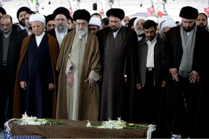 ۲- فروردین ۱۳۸۸: خدیجه ثقفی، همسر خمینی